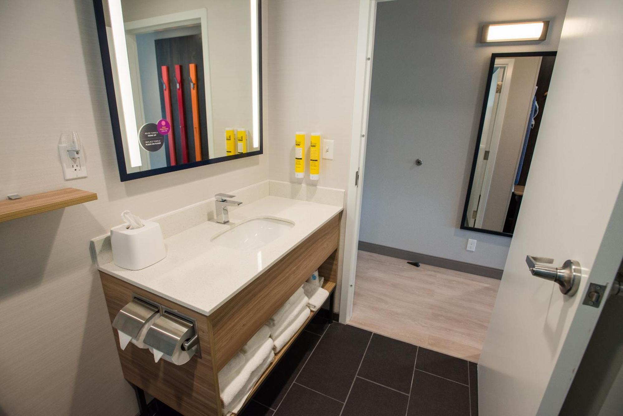 Tru By Hilton Cedar Rapids Westdale Hotel Ngoại thất bức ảnh